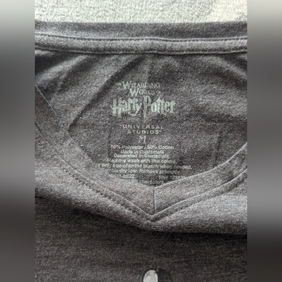 Harry Potter Hogwarts Crest Tee — Size M — Universal Studios - Picture 5 of 8